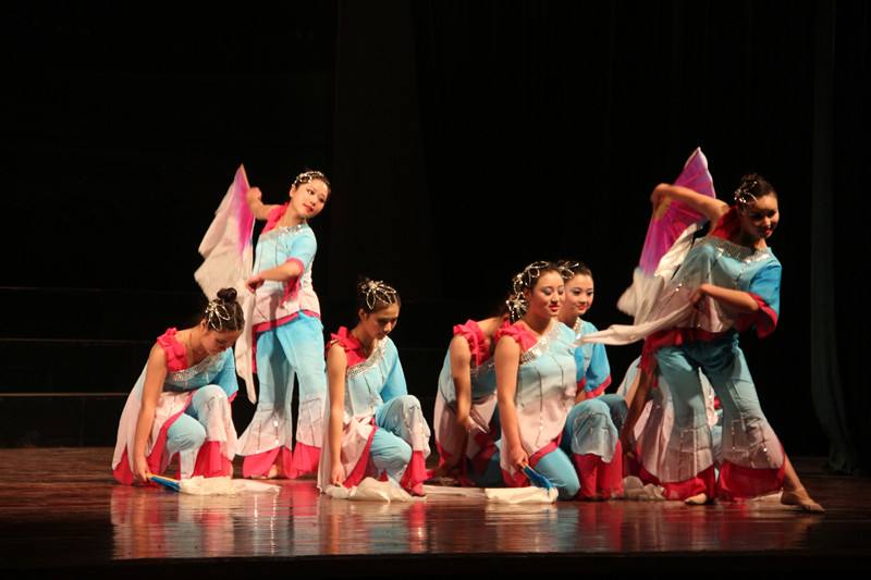 成都幼師學(xué)校校內(nèi)舞蹈表演