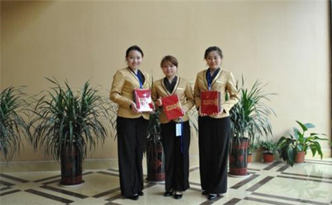 酒店旅游管理優(yōu)秀就業(yè)學(xué)長獲獎合影